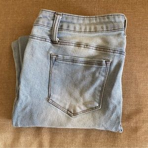 1822 Denim Women's Distressed Style CD8M1116A7 Jeans. Size 14.